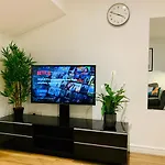 Free Parking Stylish 3 Bed With Garden