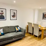 Free Parking Stylish 3 Bed With Garden