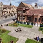Stunning 2-Bed Listed Apartment In Taunton\'S Historic Centre