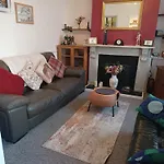 Cheerful 3-Bedroom Townhouse With Free Parking On Site