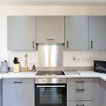 Waterside 2 Bed Apartment Taunton & Free Off Road Parking & Wifi