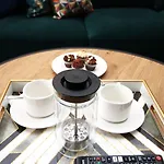 Elegant 2Br W/ Pool Table In Prime Location