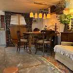Charming Historic Apartment Adjoining Beautiful Central Taunton Park