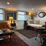 Charming Historic Apartment Adjoining Beautiful Central Taunton Park