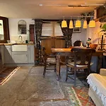 Charming Historic Apartment Adjoining Beautiful Central Taunton Park