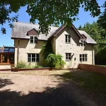 5-Bed Home - Sleeps 12 Pool Garden & Play Area