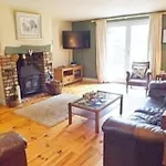 5-Bed Home - Sleeps 12 Pool Garden & Play Area