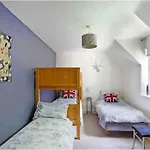 5-Bed Home - Sleeps 12 Pool Garden & Play Area
