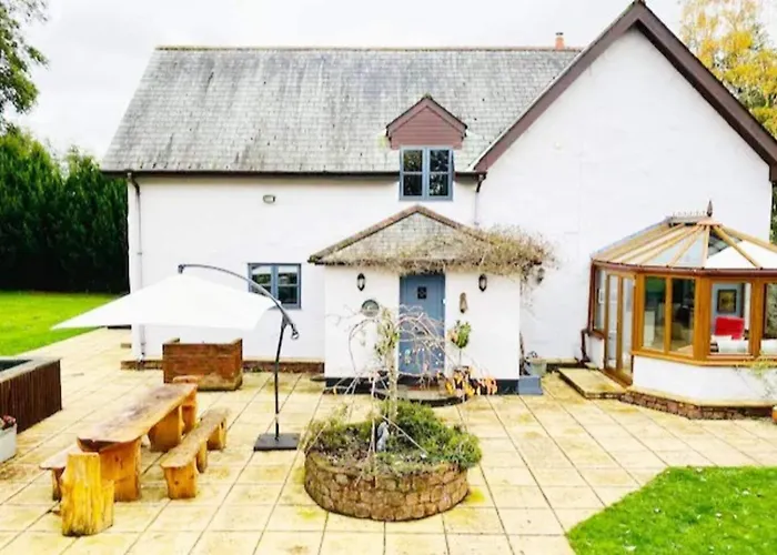 5-Bed Home - Sleeps 12 Pool Garden & Play Area