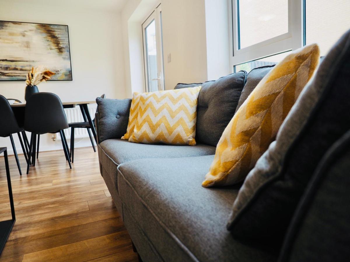 Stylish New Build With Garden And Free Parking Holiday home Taunton