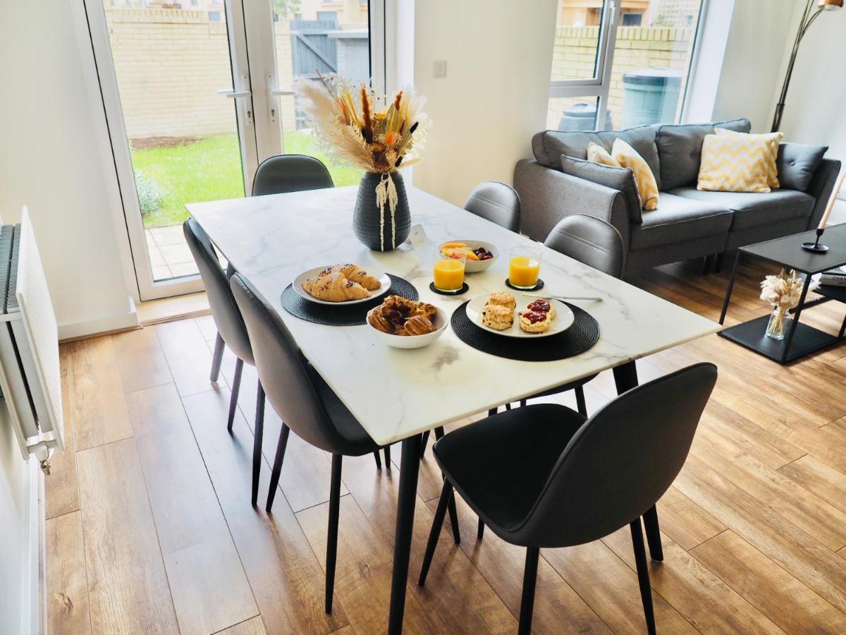 Stylish New Build With Garden And Free Parking Holiday home Taunton