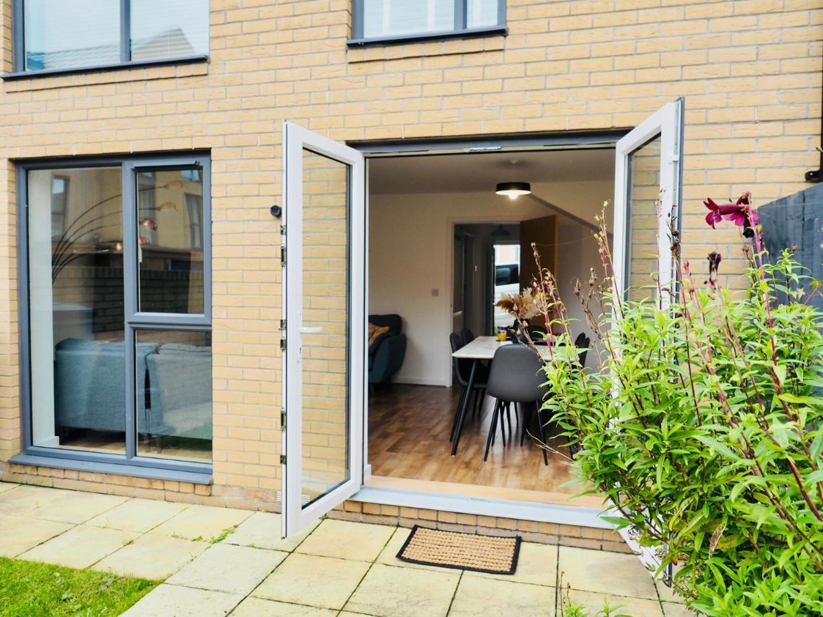 Stylish New Build With Garden And Free Parking