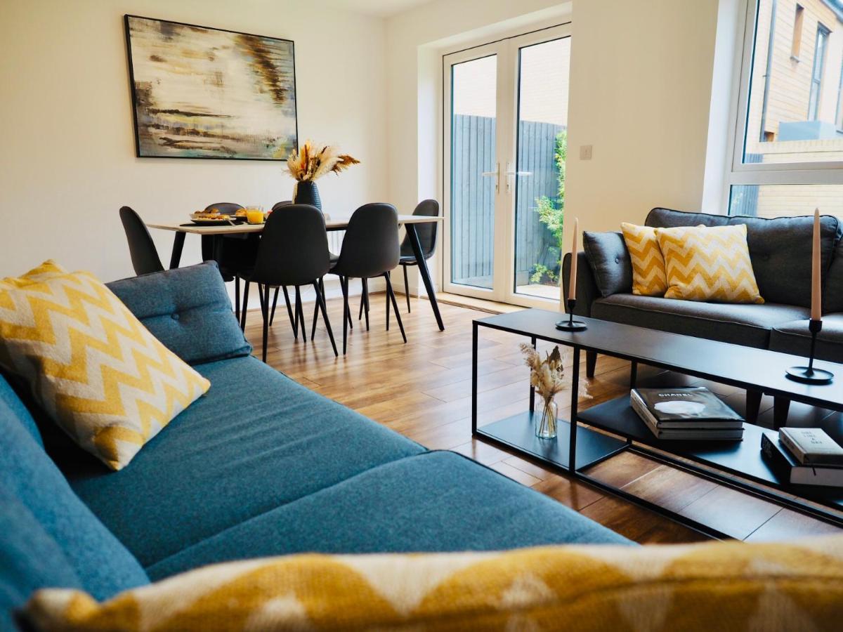Stylish New Build With Garden And Free Parking Holiday home *