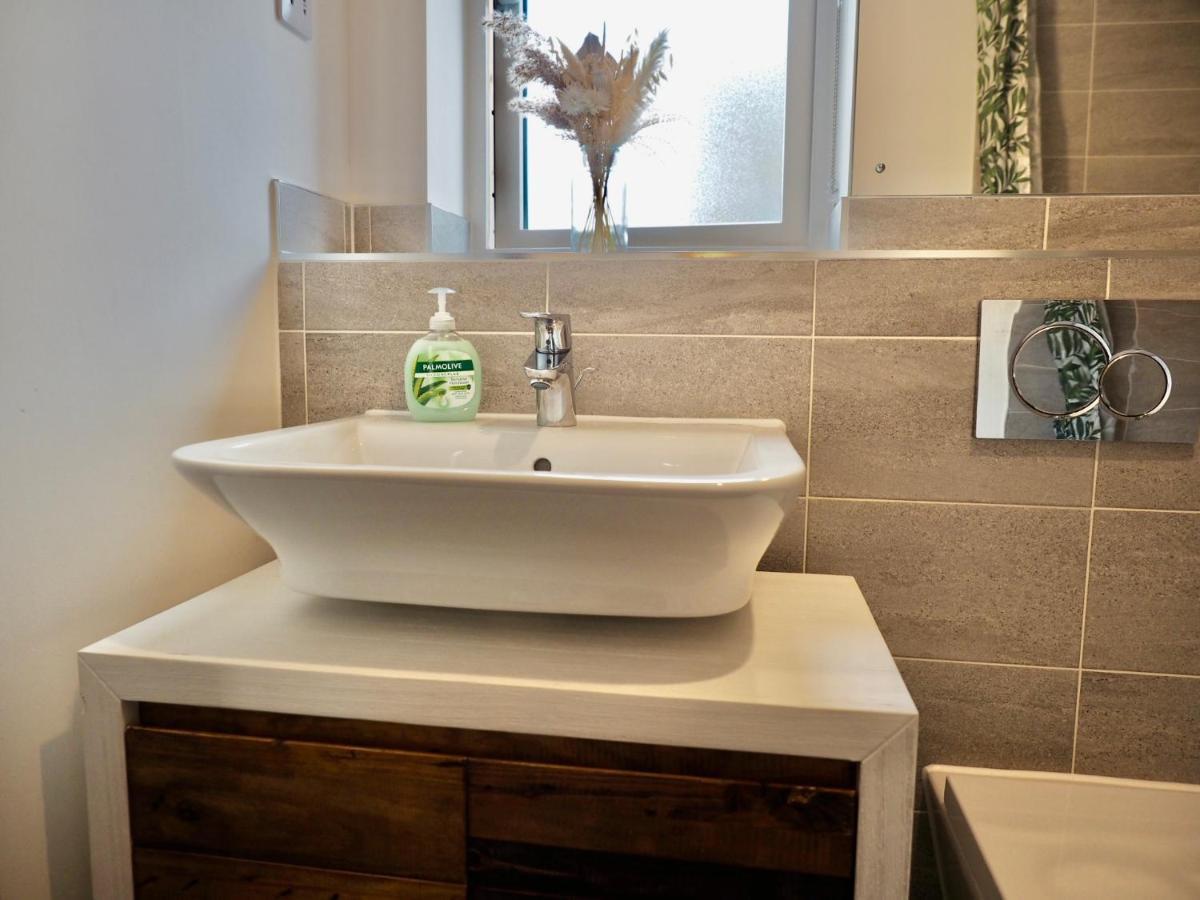 Stylish New Build With Garden And Free Parking Holiday home
