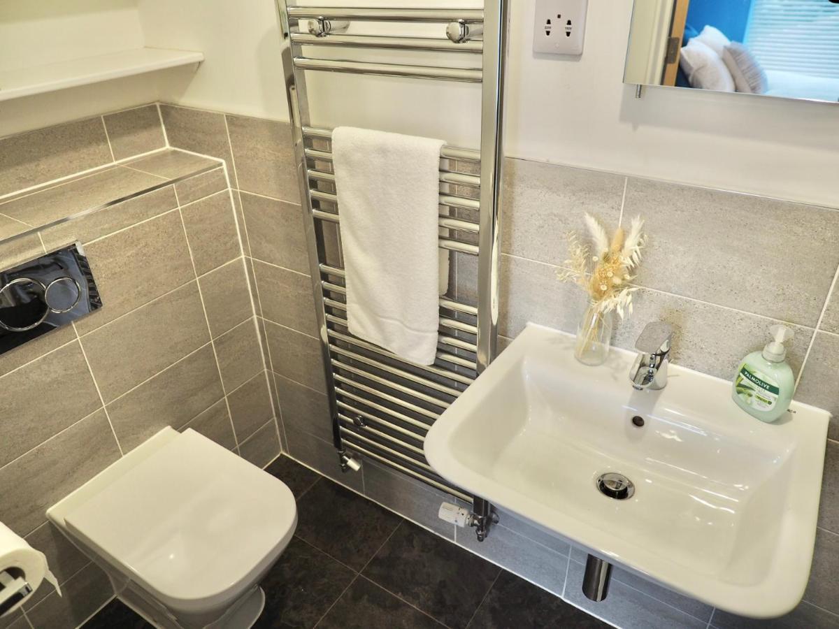 Stylish New Build With Garden And Free Parking Holiday home