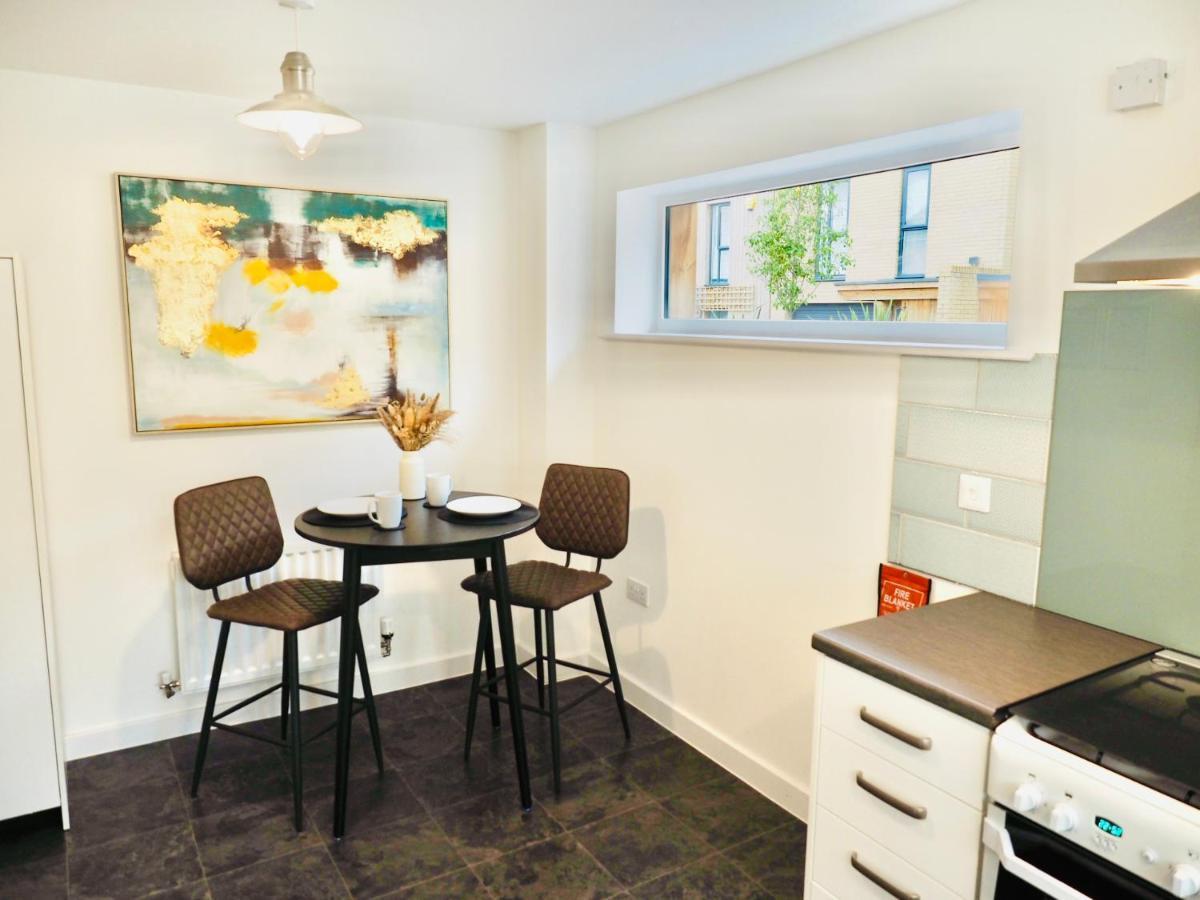 Holiday home Stylish New Build With Garden And Free Parking *