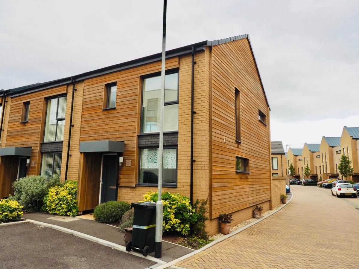 Stylish New Build With Garden And Free Parking
