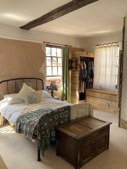Charming Cottage, Central Taunton. Holiday home