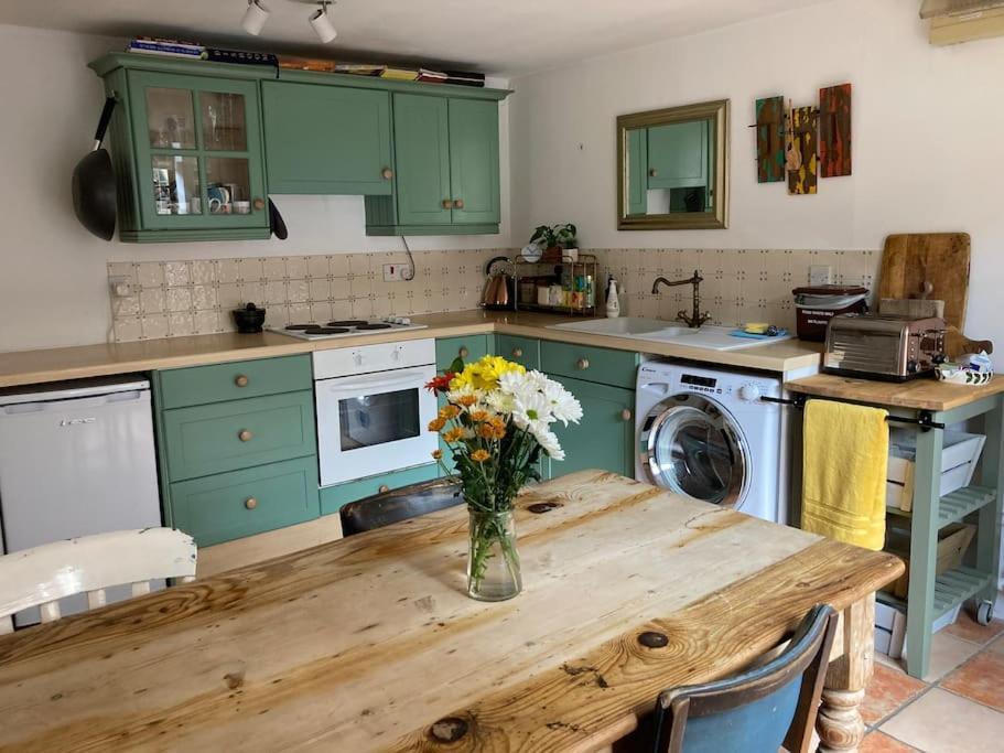 Charming Cottage, Central Taunton. Holiday home Taunton