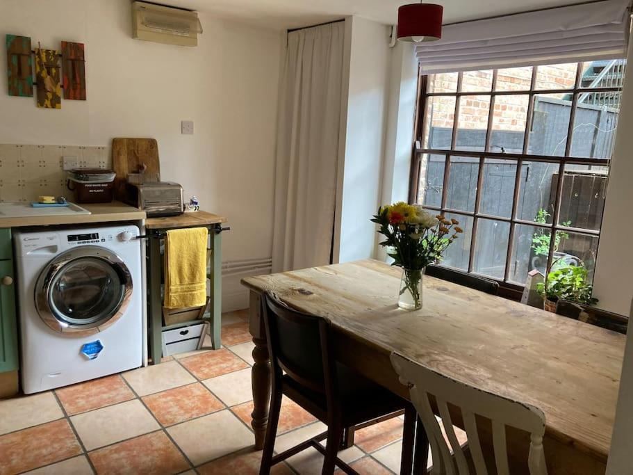 Charming Cottage, Central Taunton. Holiday home Taunton