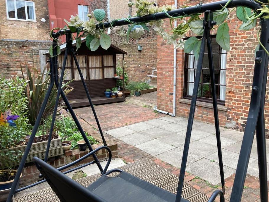 Charming Cottage, Central Taunton. Holiday home