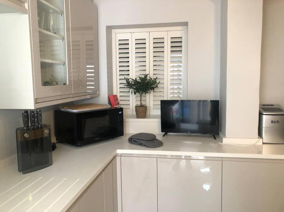 Homely Victorian Terraced Town House With Parking. Apartment
