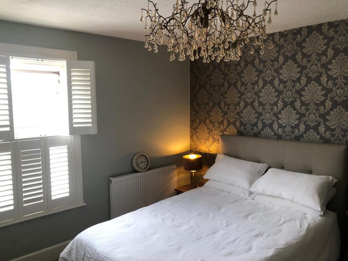 Homely Victorian Terraced Town House With Parking. Apartment
