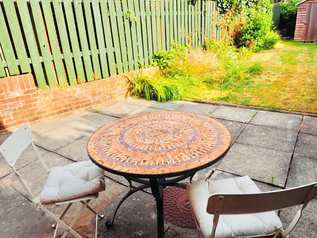 Holiday home Free Parking 2 Bed With Garden, Fibre Wi-fi & Netflix *