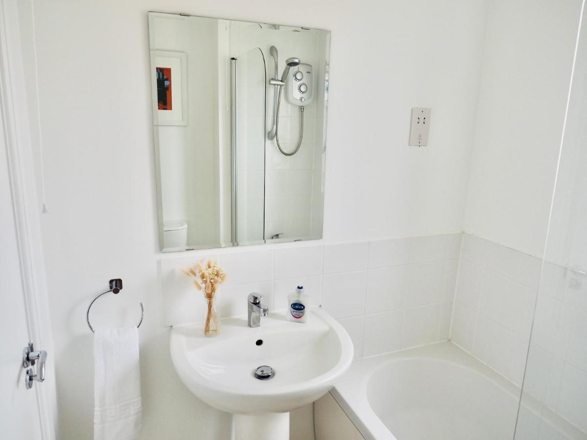 Holiday home Free Parking 2 Bed With Garden, Fibre Wi-fi & Netflix *