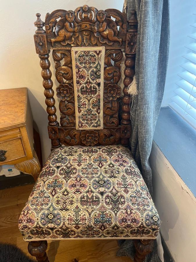 Charming Historic Apartment Adjoining Beautiful Central Taunton Park *
