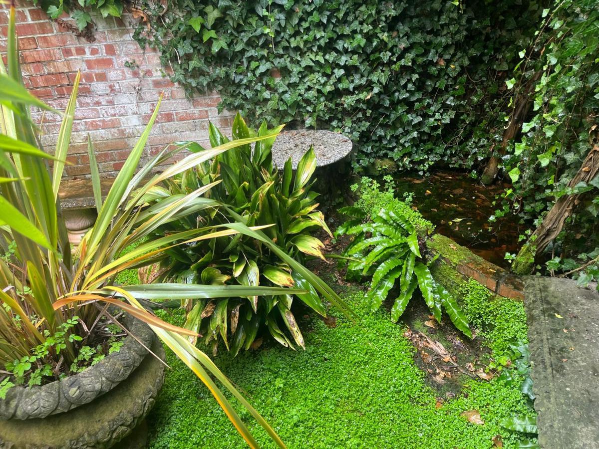 Charming Historic Apartment Adjoining Beautiful Central Taunton Park *