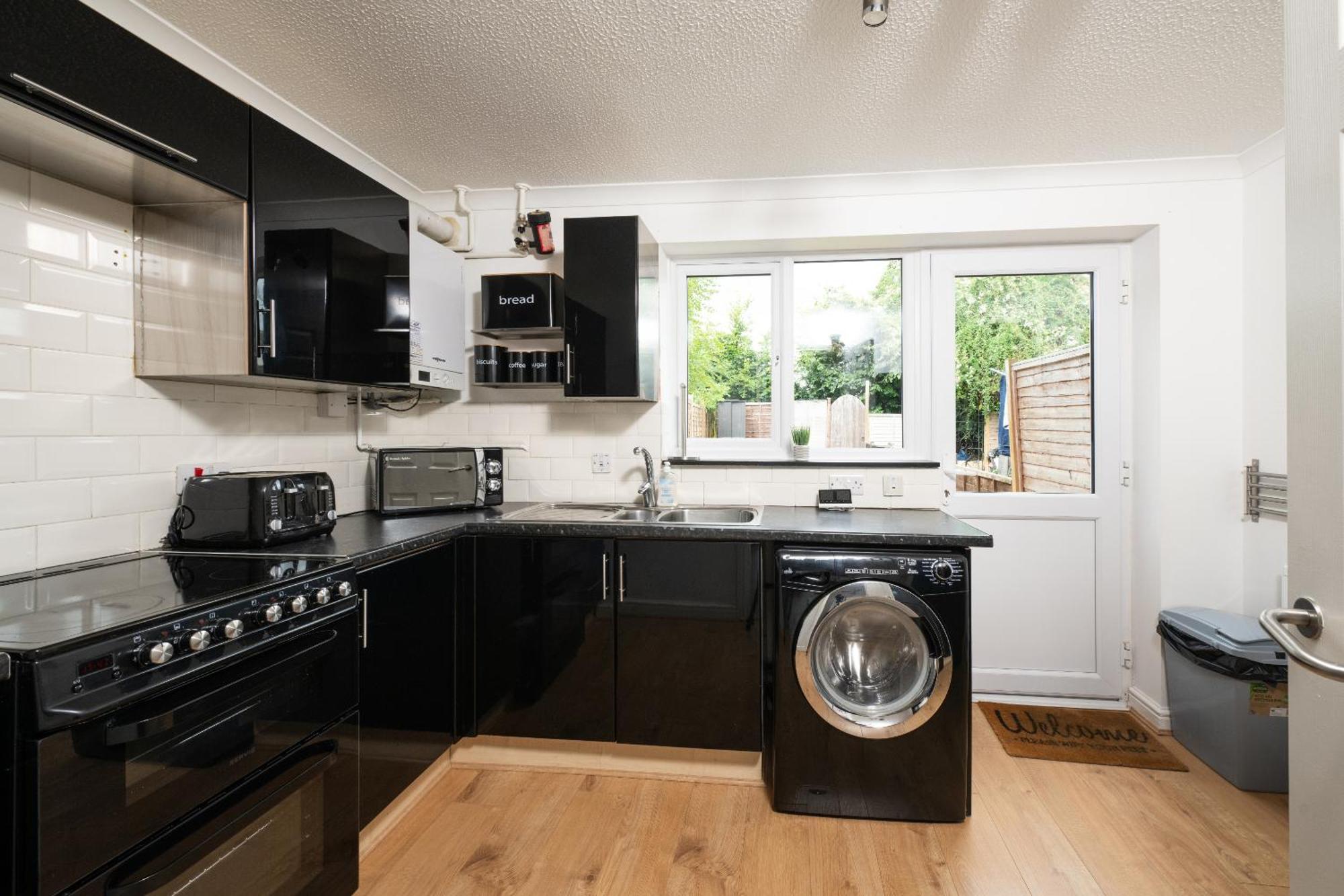 Free Parking Good Location With Garden *