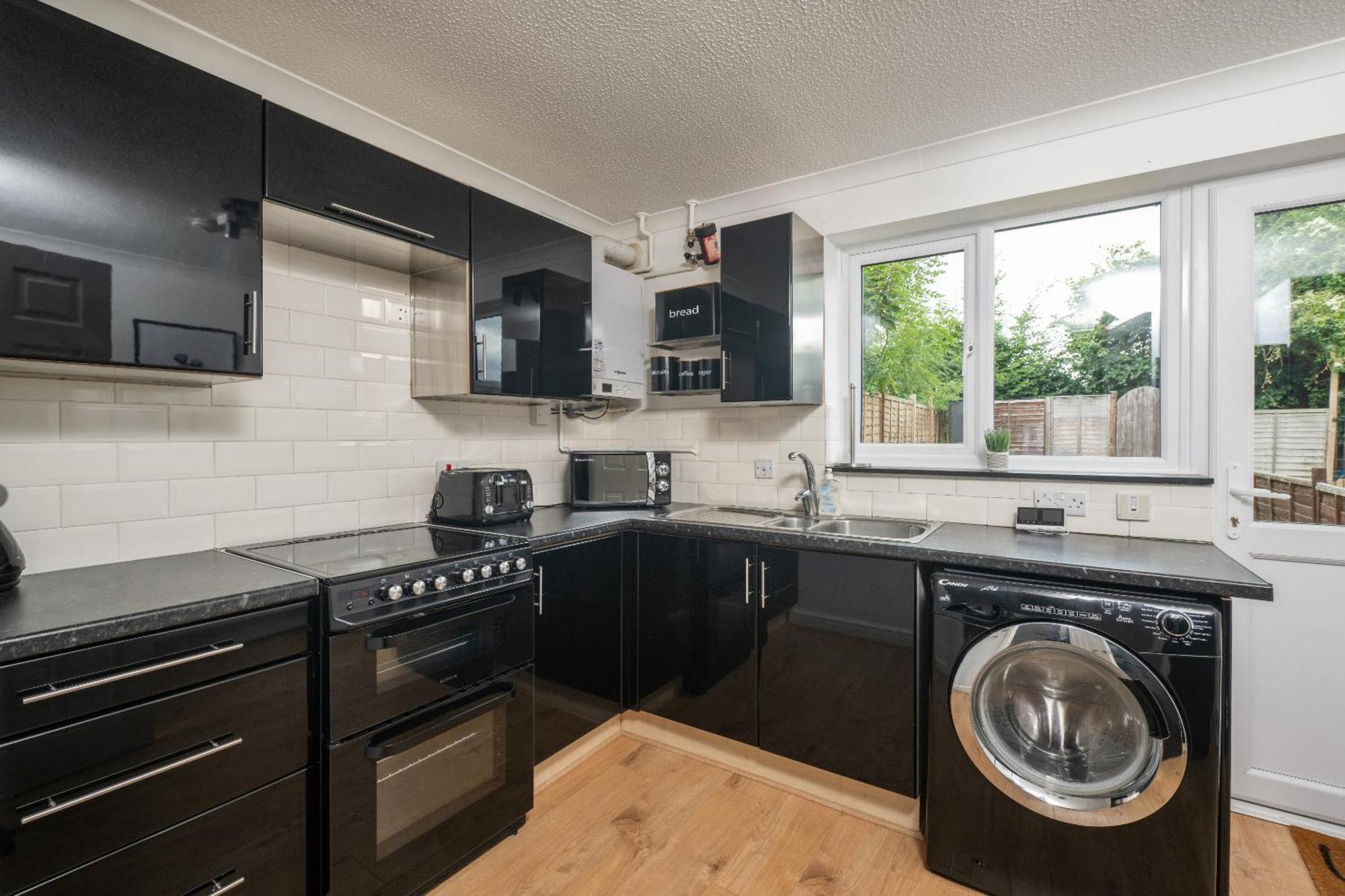 Free Parking Good Location With Garden *