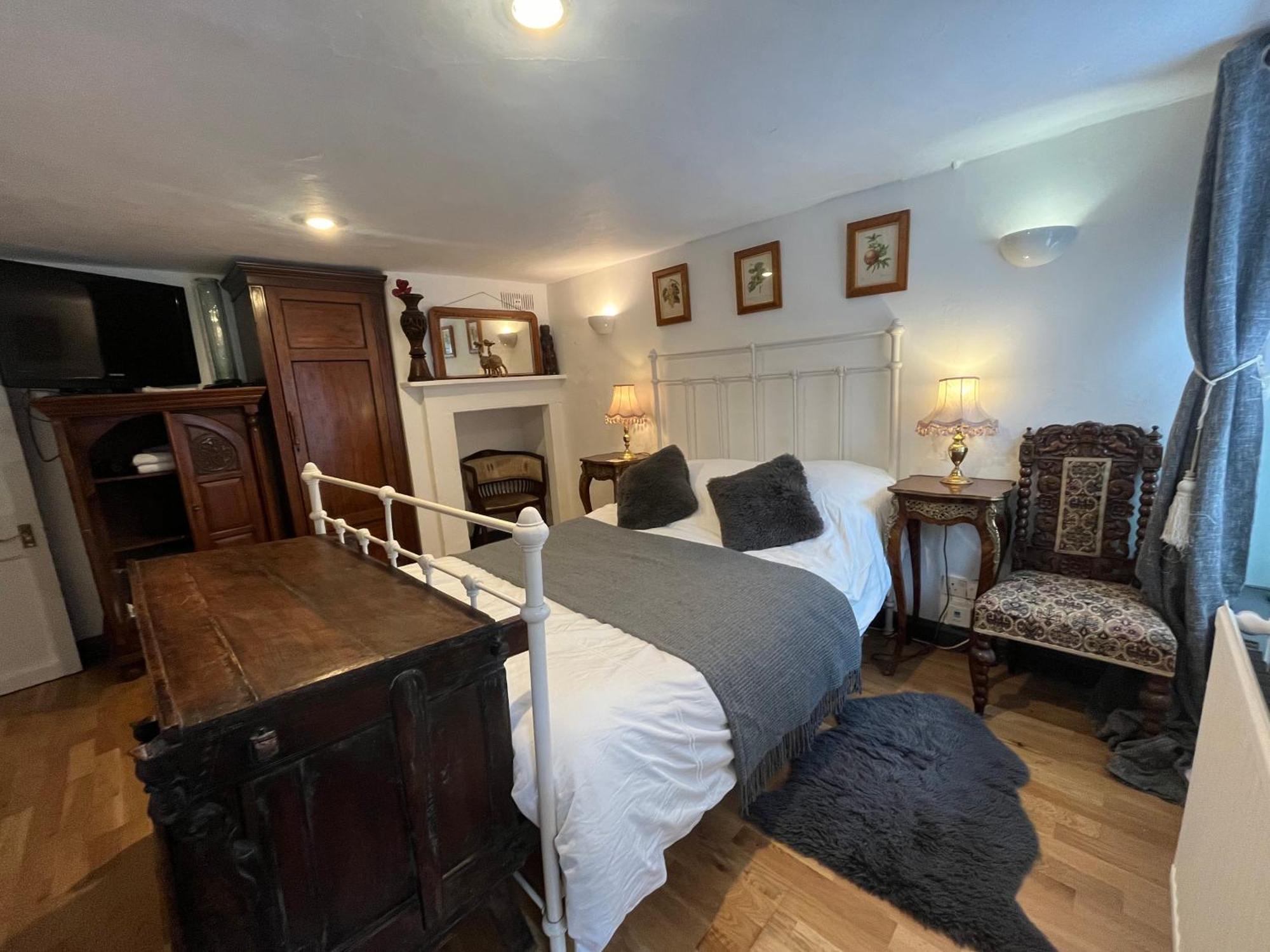 Charming Historic Apartment Adjoining Beautiful Central Taunton Park Apartment Taunton