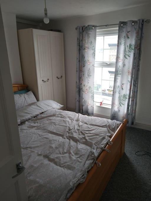 Holiday home Cheerful 3-bedroom Townhouse With Free Parking On Site *