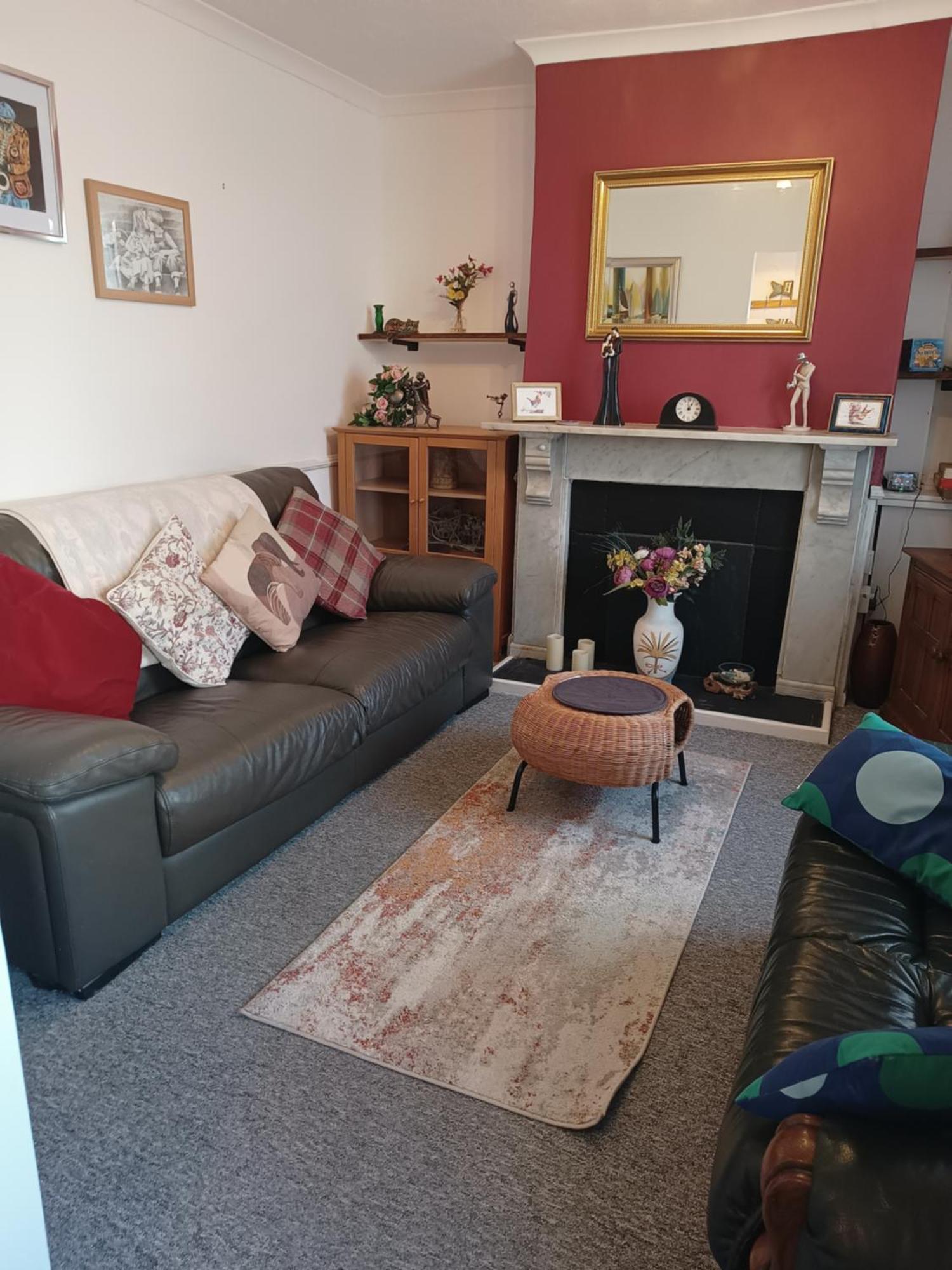 Cheerful 3-bedroom Townhouse With Free Parking On Site *