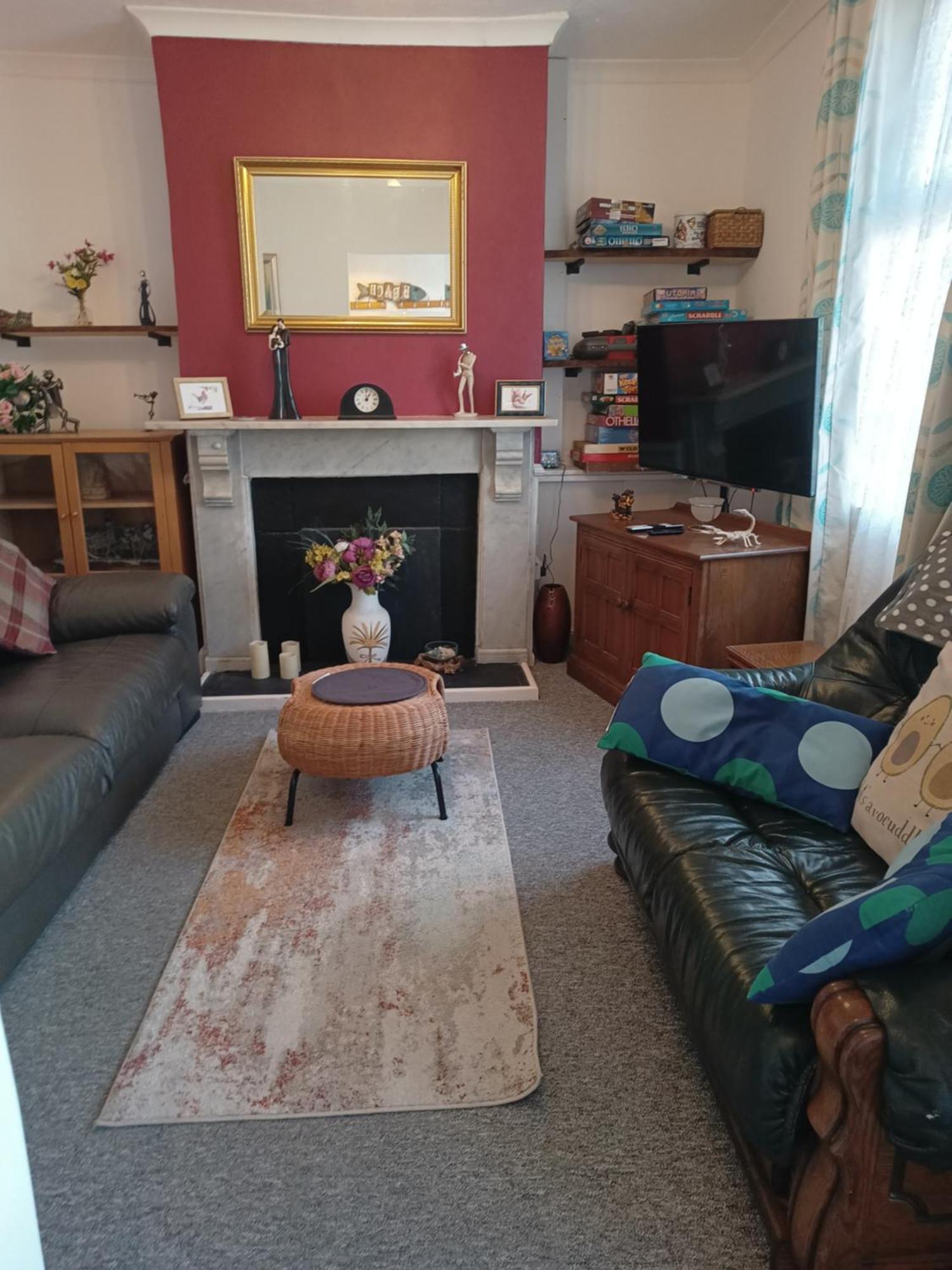 Cheerful 3-bedroom Townhouse With Free Parking On Site