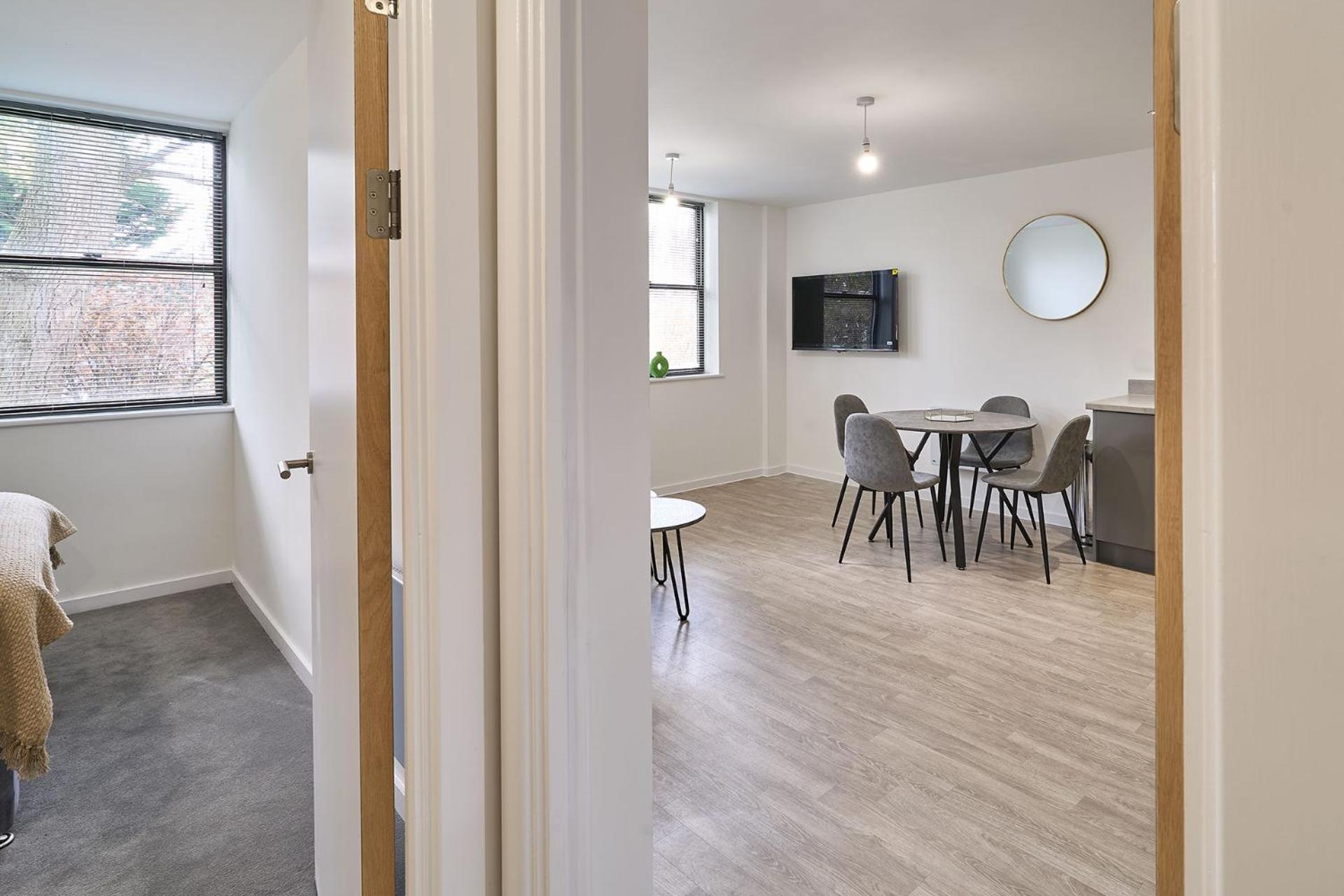 Host & - 23 Waterside Place *