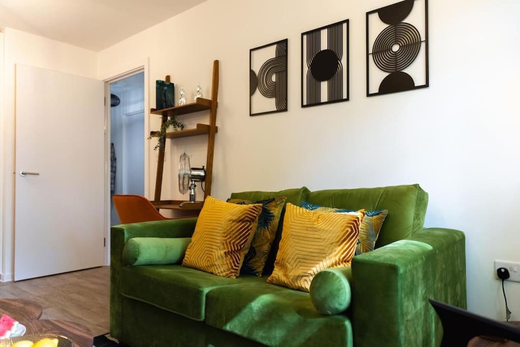 Waterside 2 Bed & Free Off Road Parking & Wifi