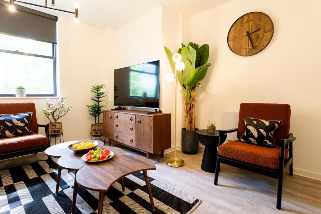 Waterside 2 Bed & Free Off Road Parking & Wifi