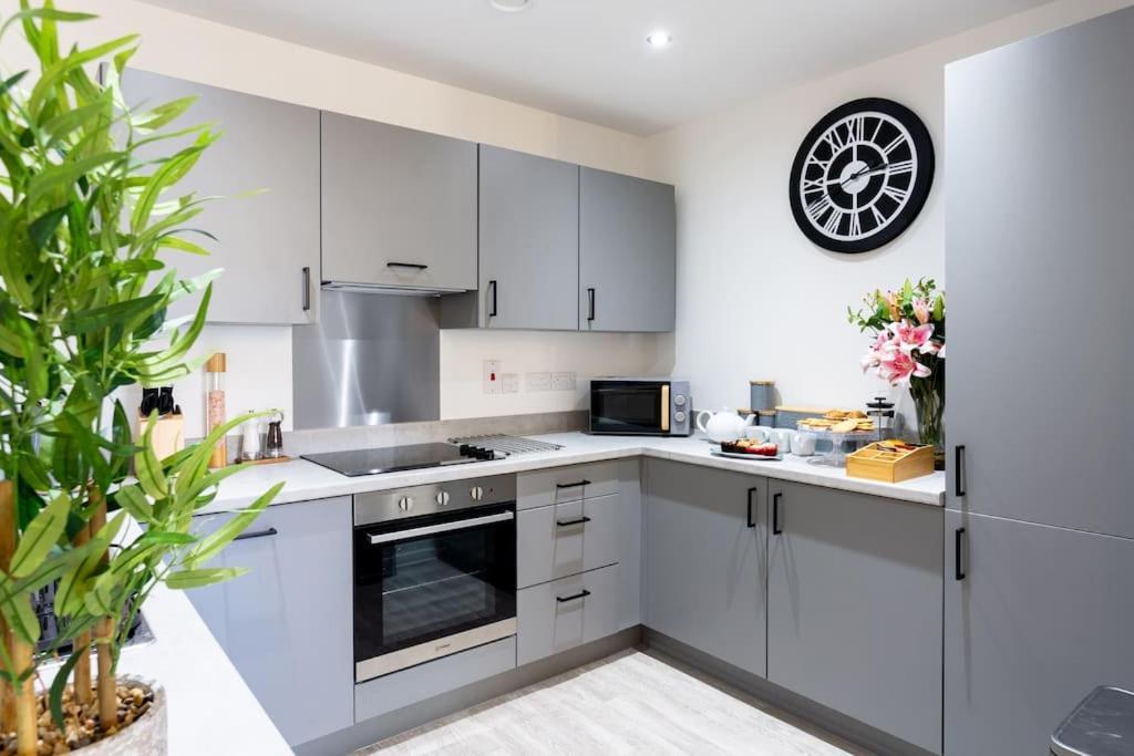 Waterside 2 Bed & Free Off Road Parking & Wifi