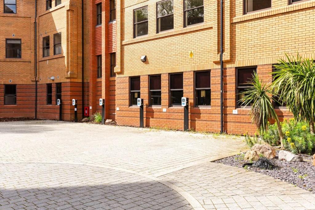 Waterside 2 Bed & Free Off Road Parking & Wifi