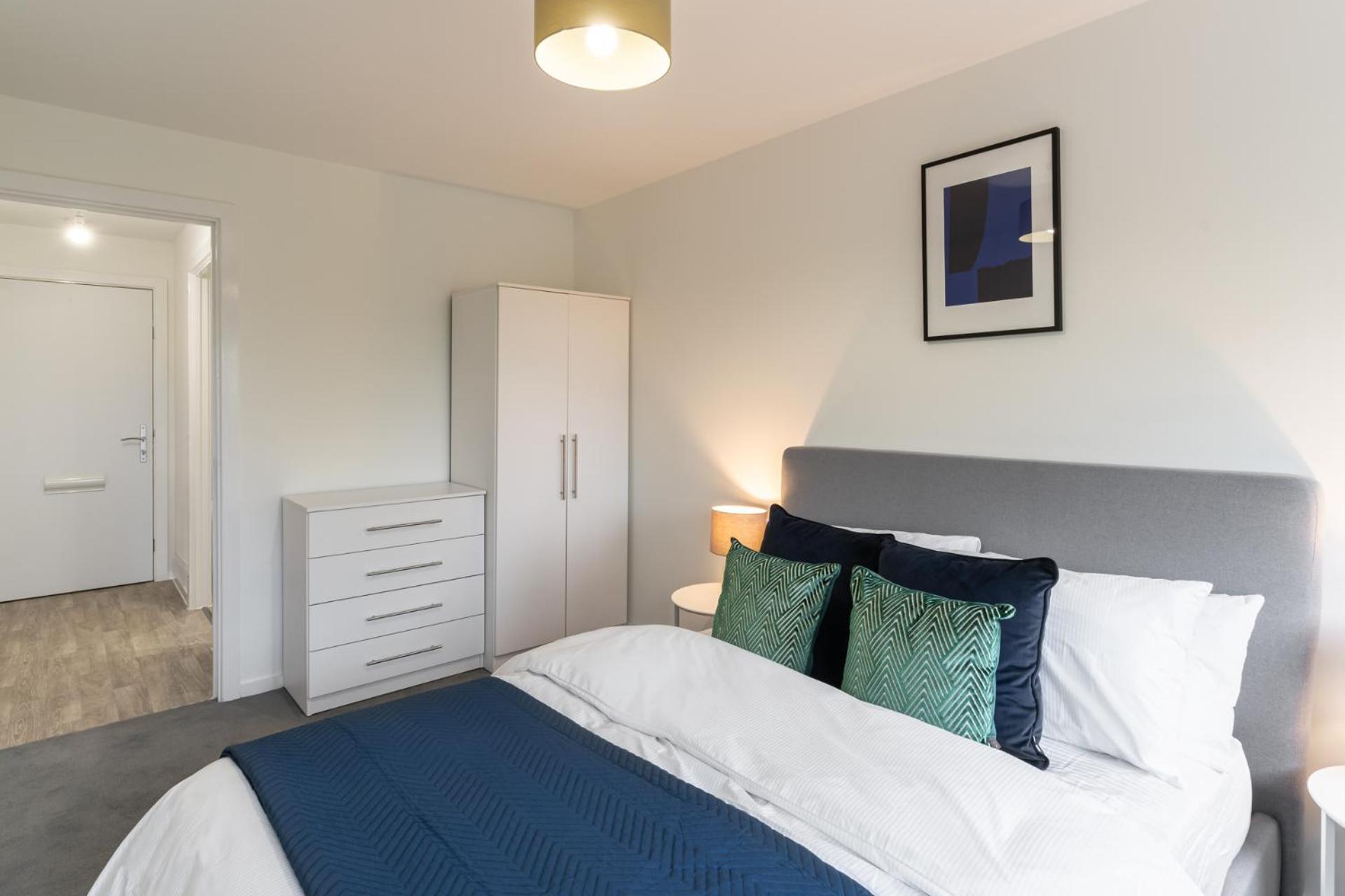 Host & - 36 Waterside Place *