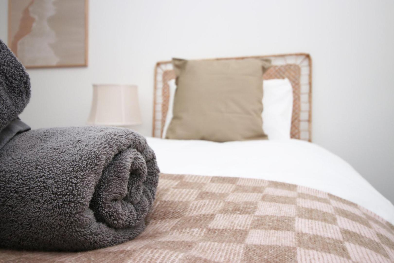Modern Two Br | Free Parking Apartment