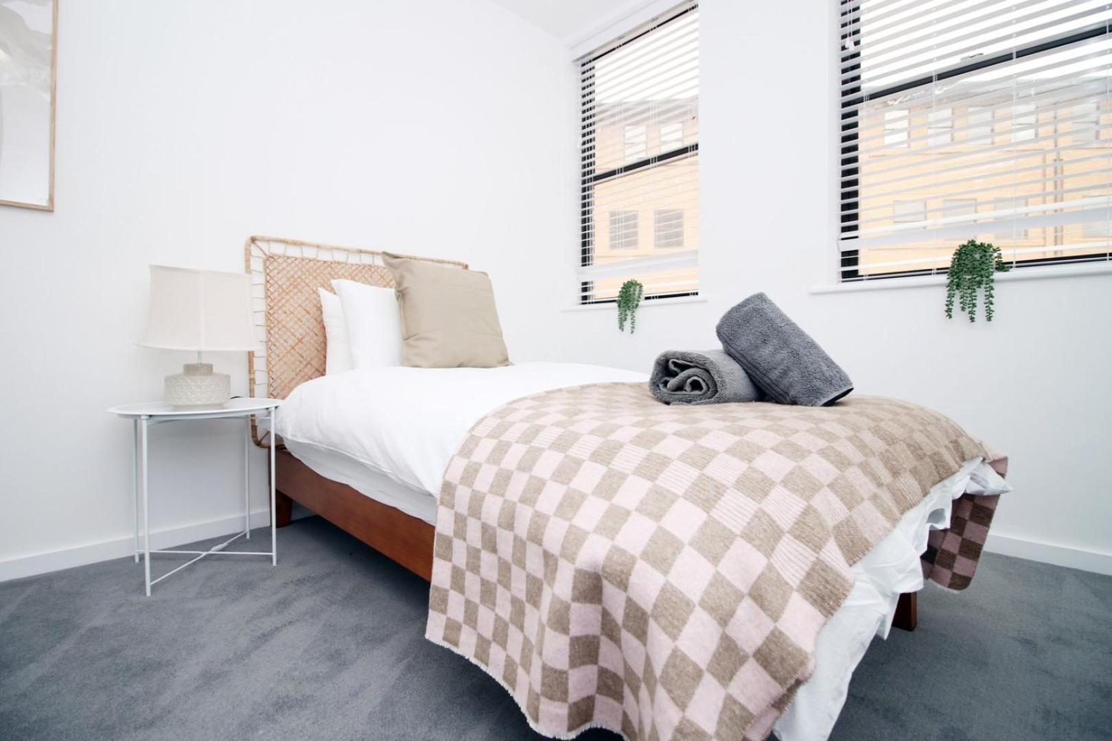 Modern Two Br | Free Parking *