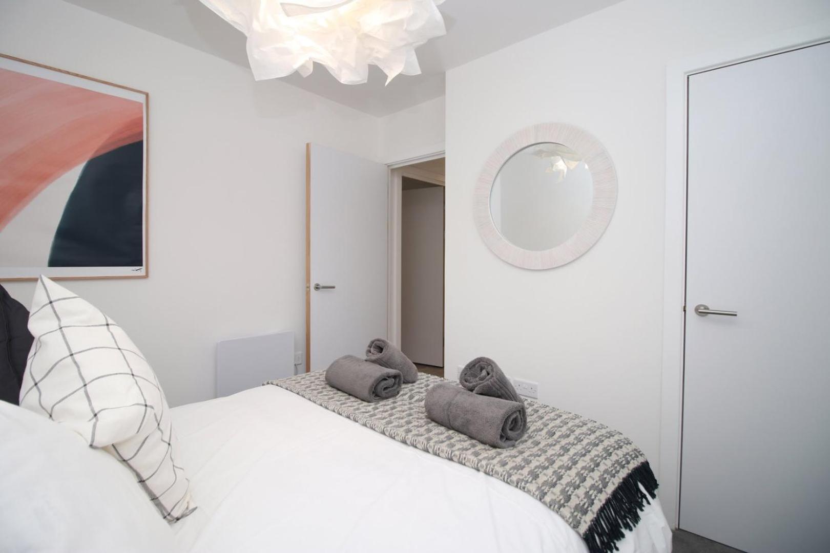 Modern Two Br | Free Parking Apartment