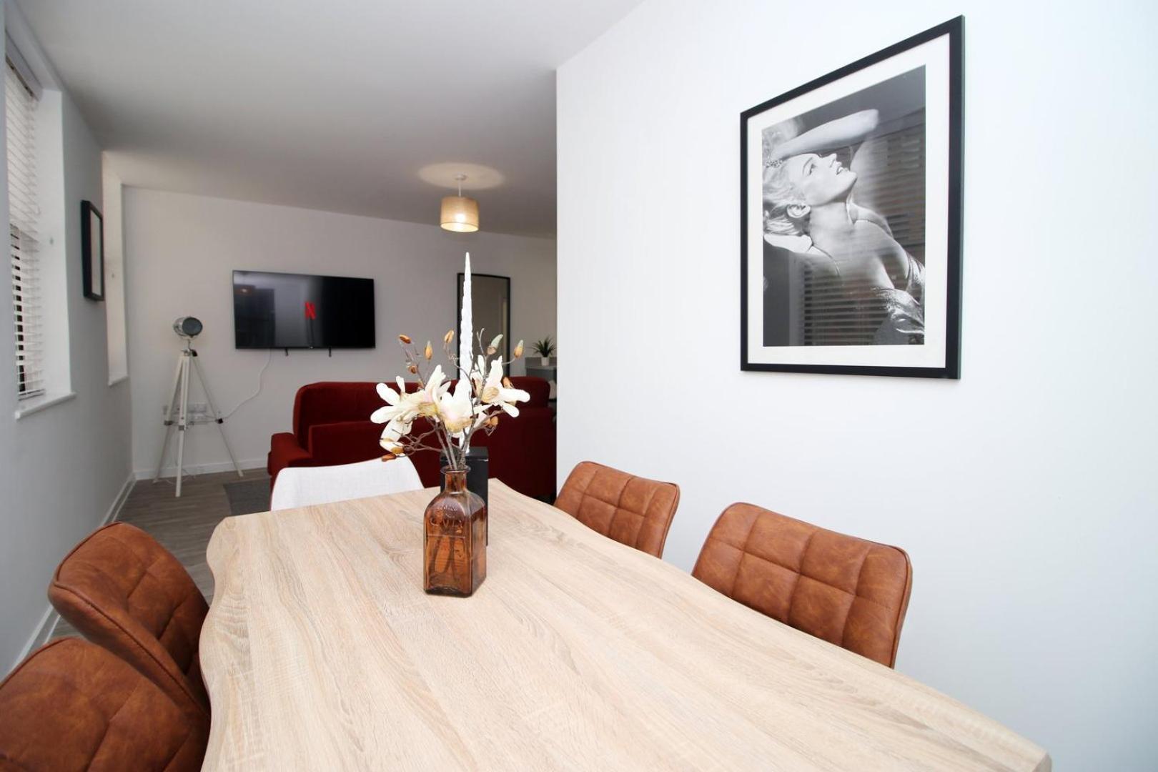 Modern Two Br | Free Parking Apartment *