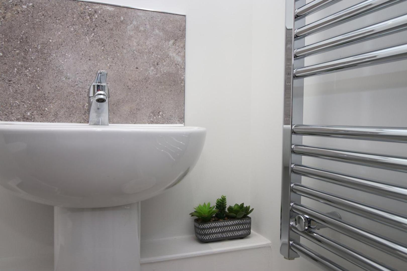 Modern Two Br | Free Parking Apartment
