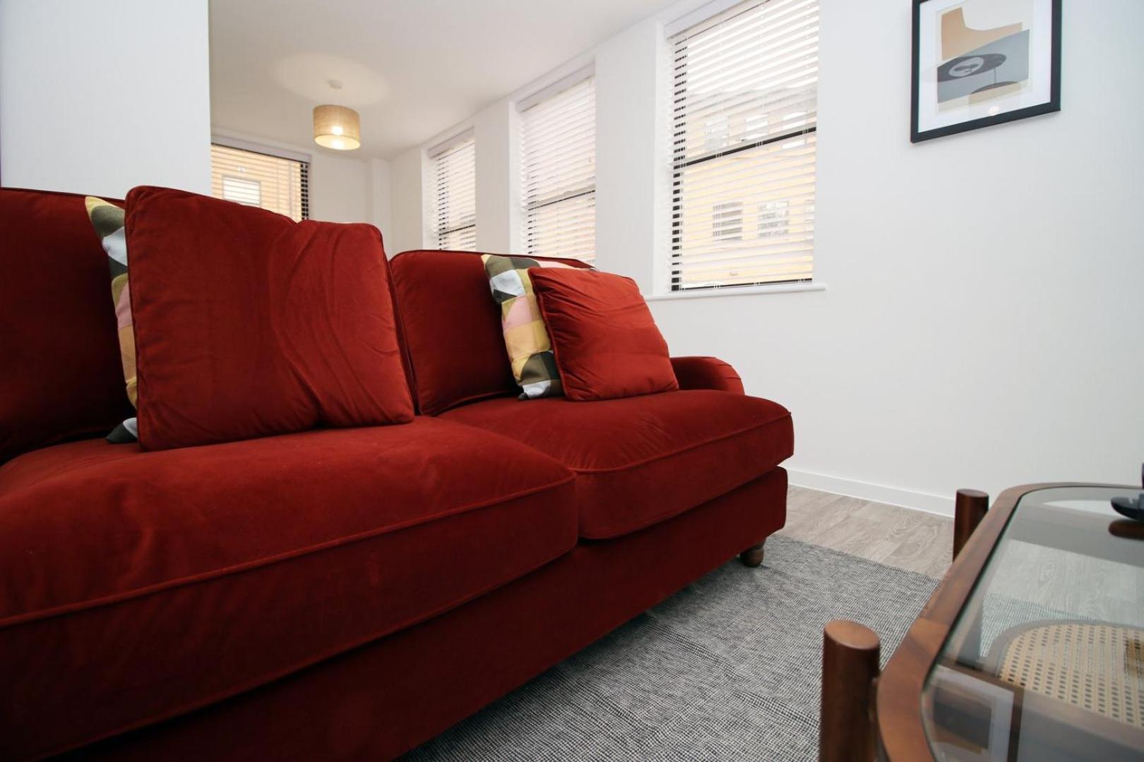 Modern Two Br | Free Parking Apartment *