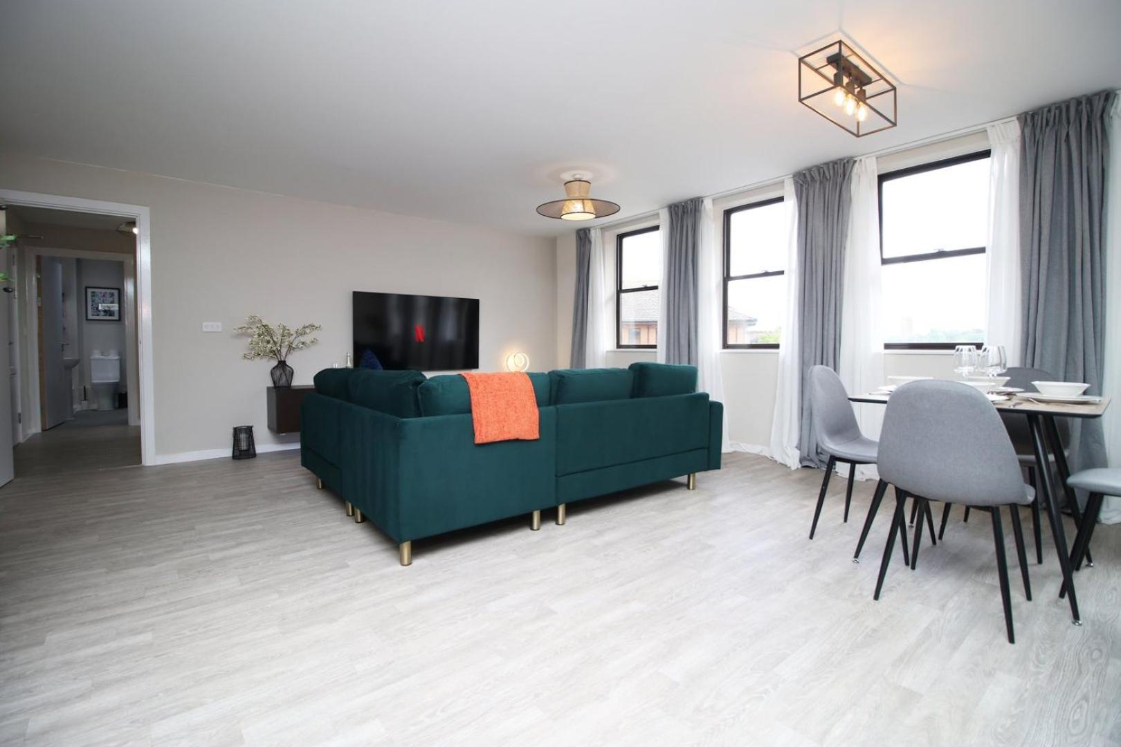 Elegant 2br W/ Pool Table In Prime Location